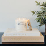 Calyan Wax Co. vela encendida en salón creando ambiente acogedor