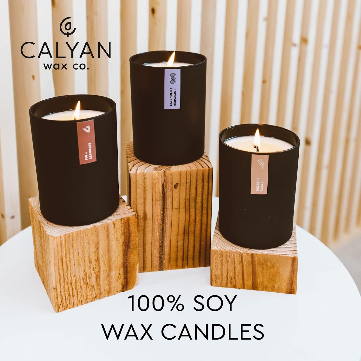 Calyan Wax Co. vela en dormitorio aportando aroma fresco y relajante