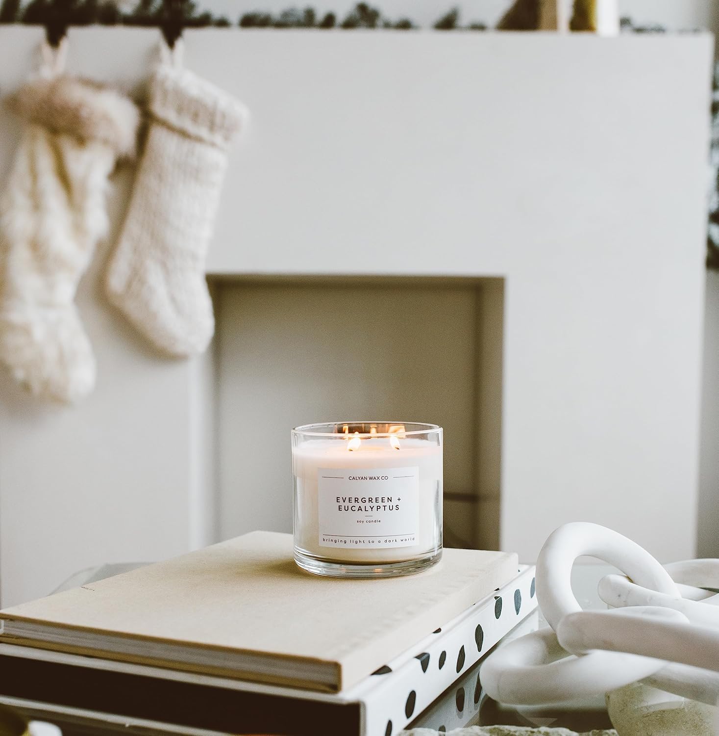 Calyan Wax Co. vela encendida creando ambiente relajante y sin humo