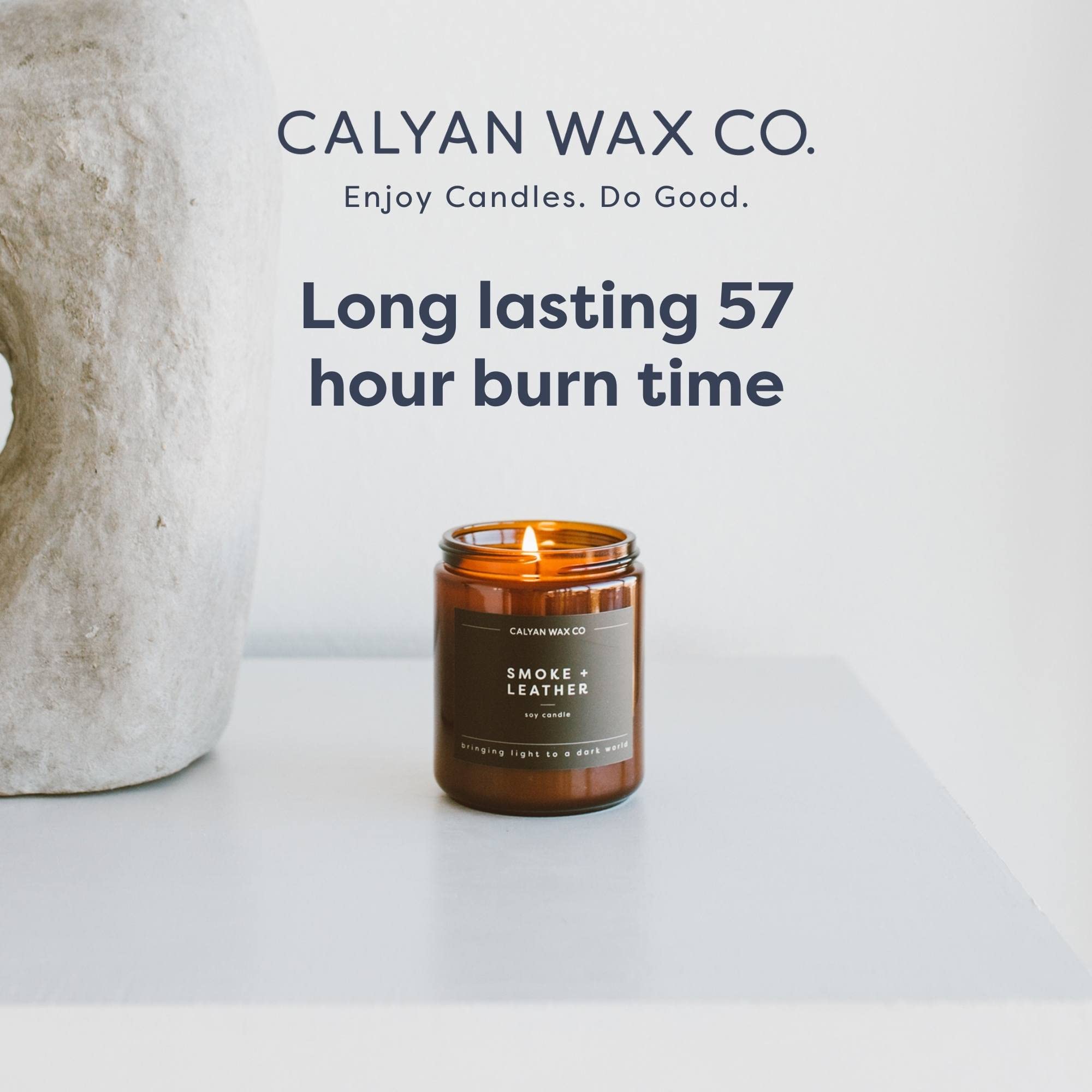 Calyan Wax Co. vela encendida ambientando una sala elegante