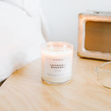 Calyan Wax Co. vela encendida en sala que crea ambiente relajante