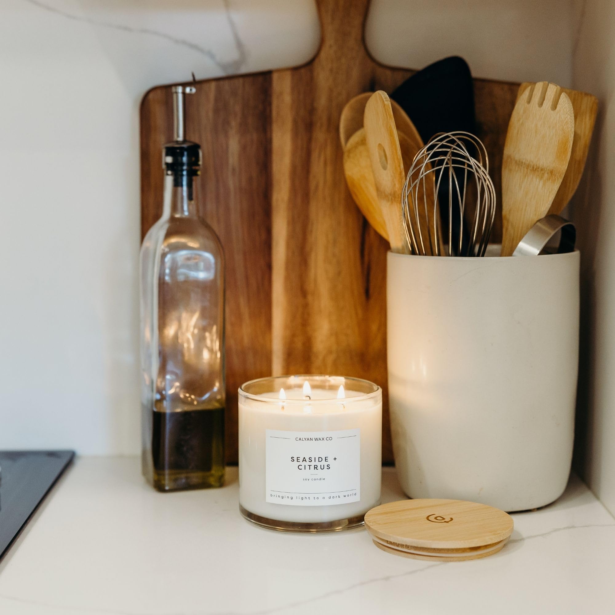 Calyan Wax Co. vela encendida creando ambiente cálido y aroma equilibrado