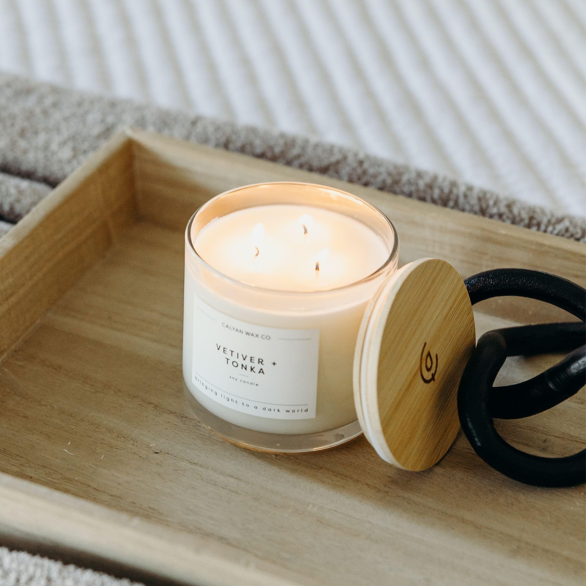 Calyan Wax Co. vela al lado de objetos para comparar tamaño y cobertura aromática