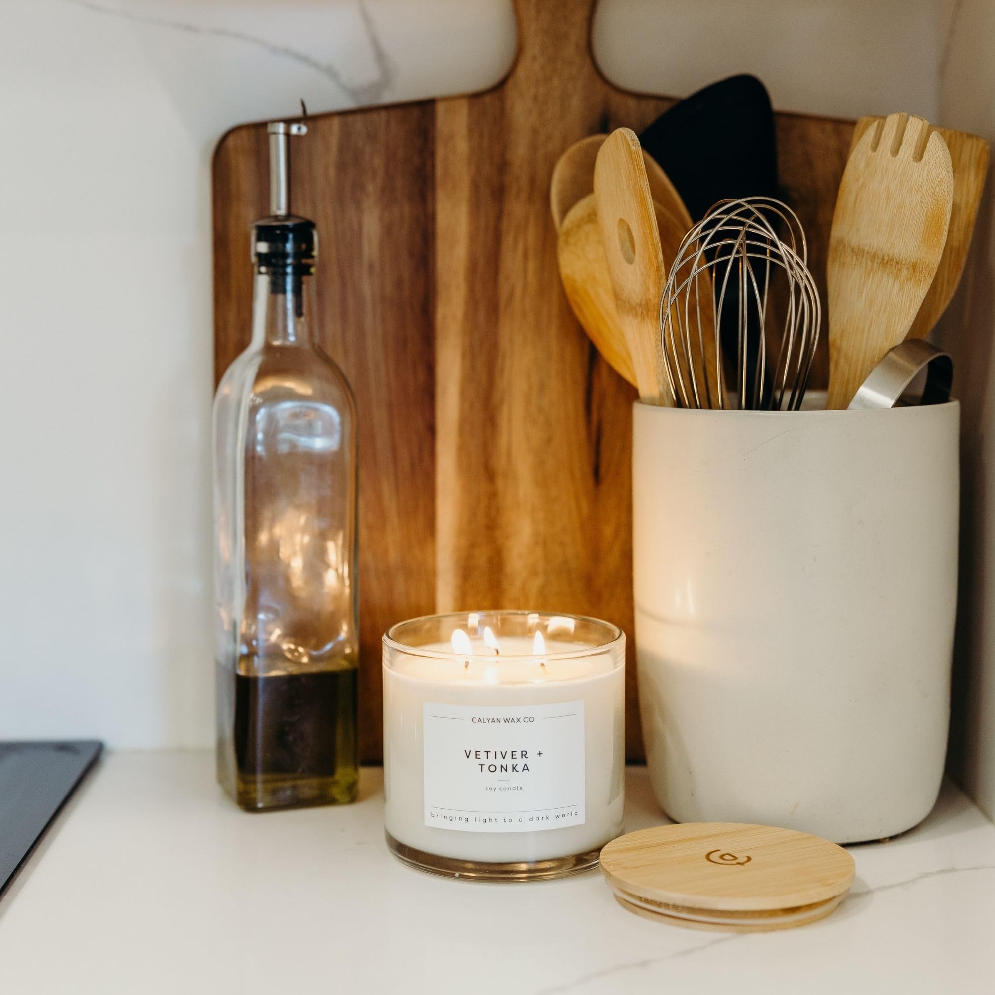 Calyan Wax Co. vela encendida en salón aportando ambiente cálido y acogedor