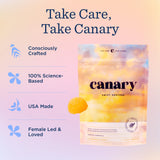 Canary gominolas en mano junto a bolso, conveniencia para consumo diario