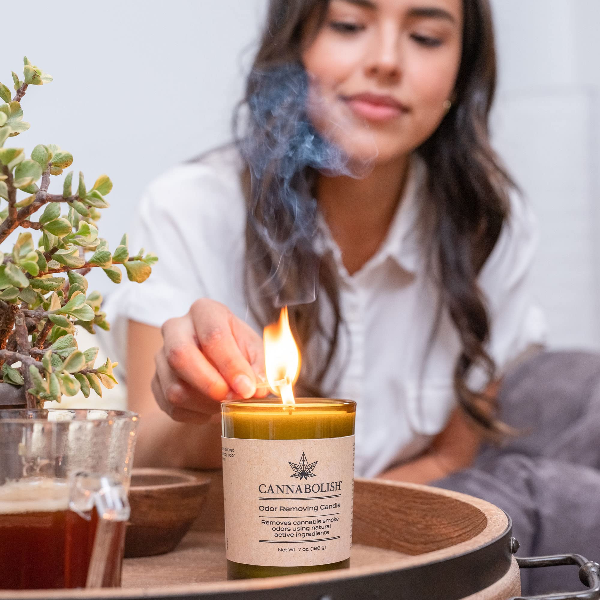 Cannabolish vela en ambiente hogareño creando aroma wintergreen agradable
