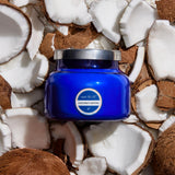Capri Blue vela de 8 oz en mano para comparar tamaño y facilidad de uso