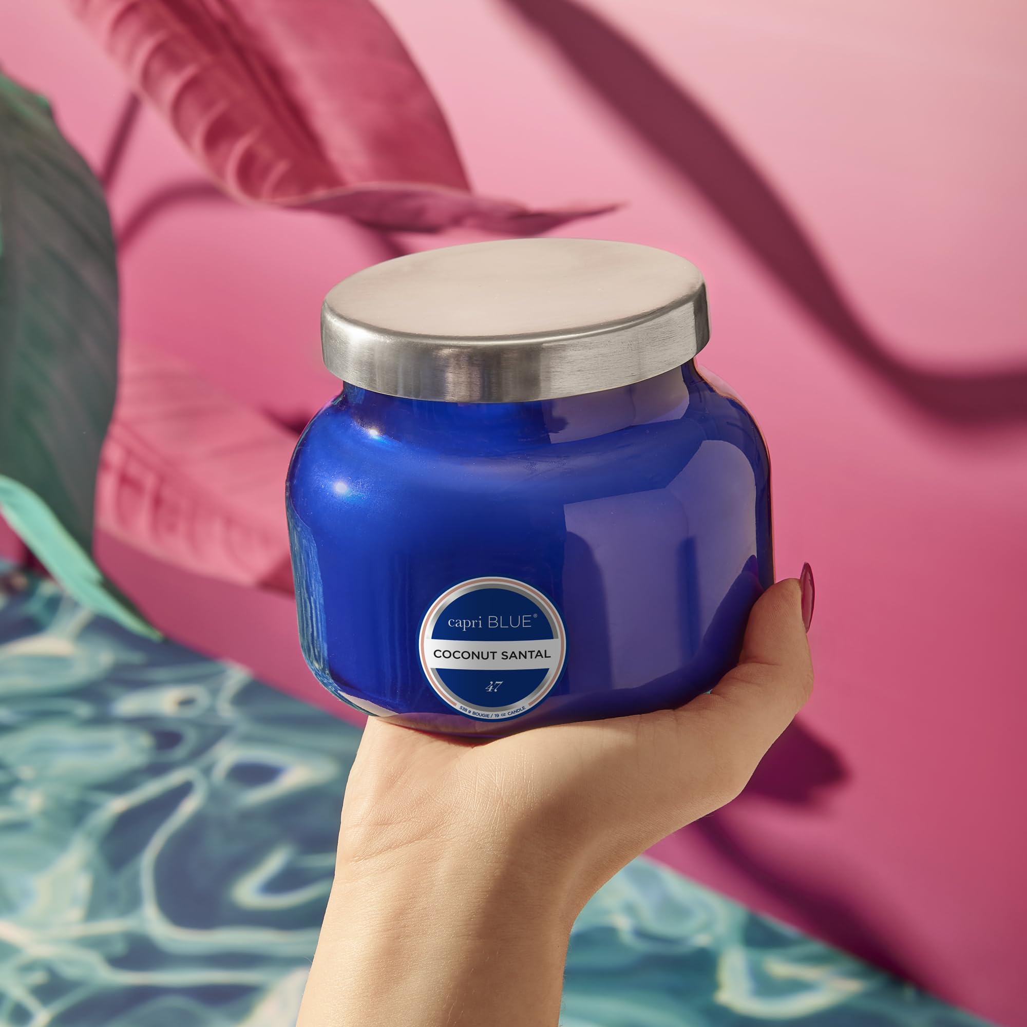 Capri Blue detalle de cera y mecha para ilustrar combustión limpia y duradera