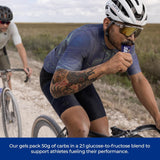 Carbs Fuel gel vertido cerca, concentración energética visible y práctica
