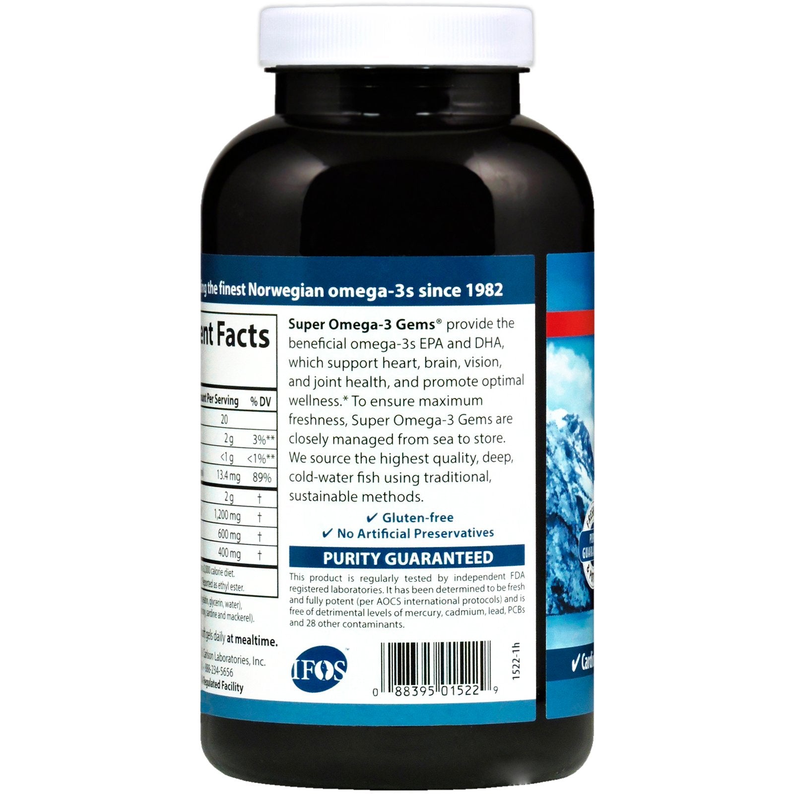 Carlson Super Omega-3 cápsulas en mano junto a un frasco para demostrar tamaño y conveniencia