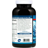 Carlson Super Omega-3 cápsulas en mano junto a un frasco para demostrar tamaño y conveniencia