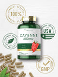 Carlyle cápsulas junto a pimienta cayena para mostrar origen natural