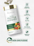 Carlyle Fruits and Veggies en mano para comparar tamaño y dosis visualmente