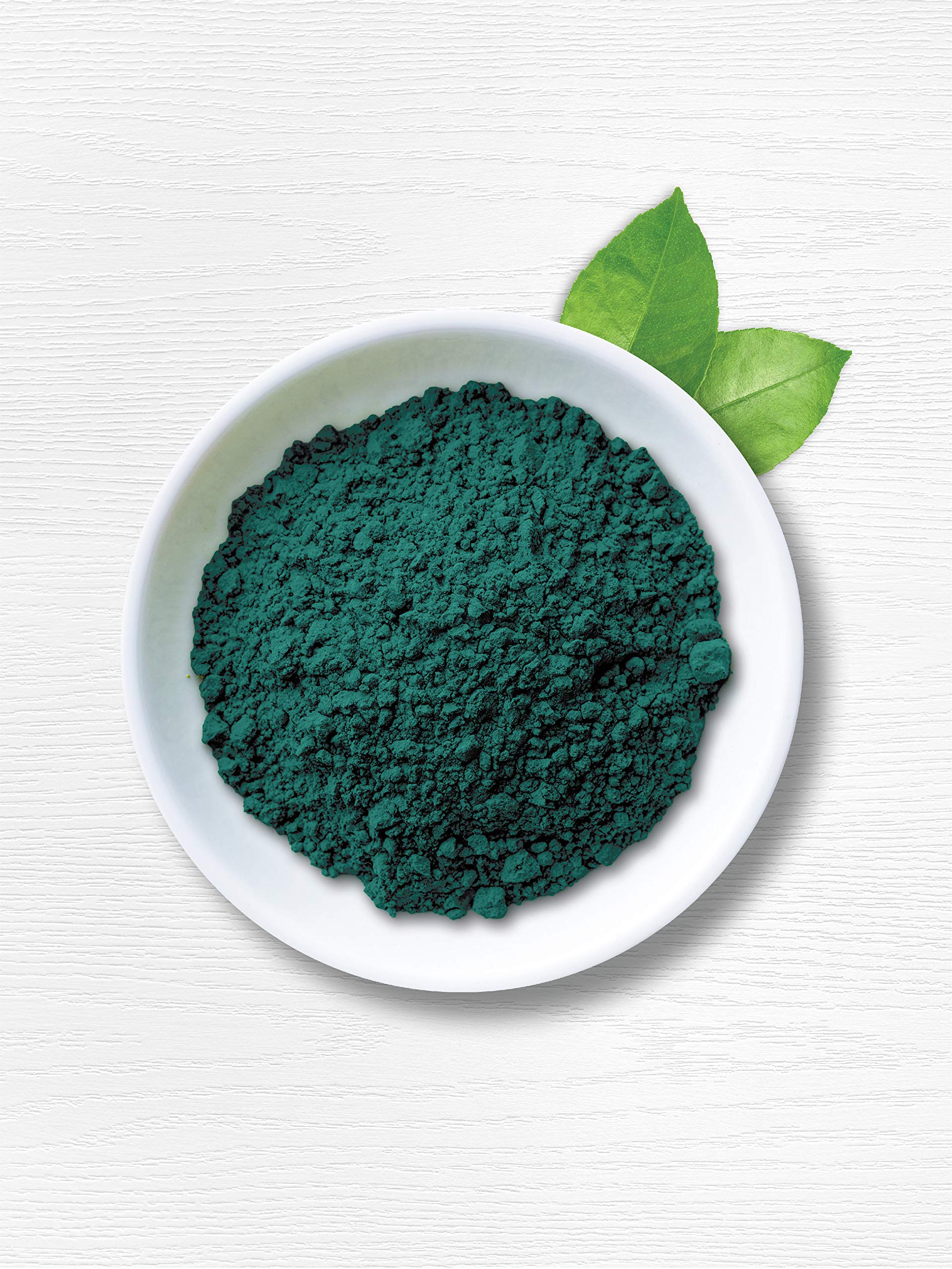 Carlyle spirulina en mesa de desayuno integrándose en recetas saludables
