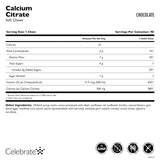 Celebrate Vitamins chew en mano para mostrar escala y comodidad