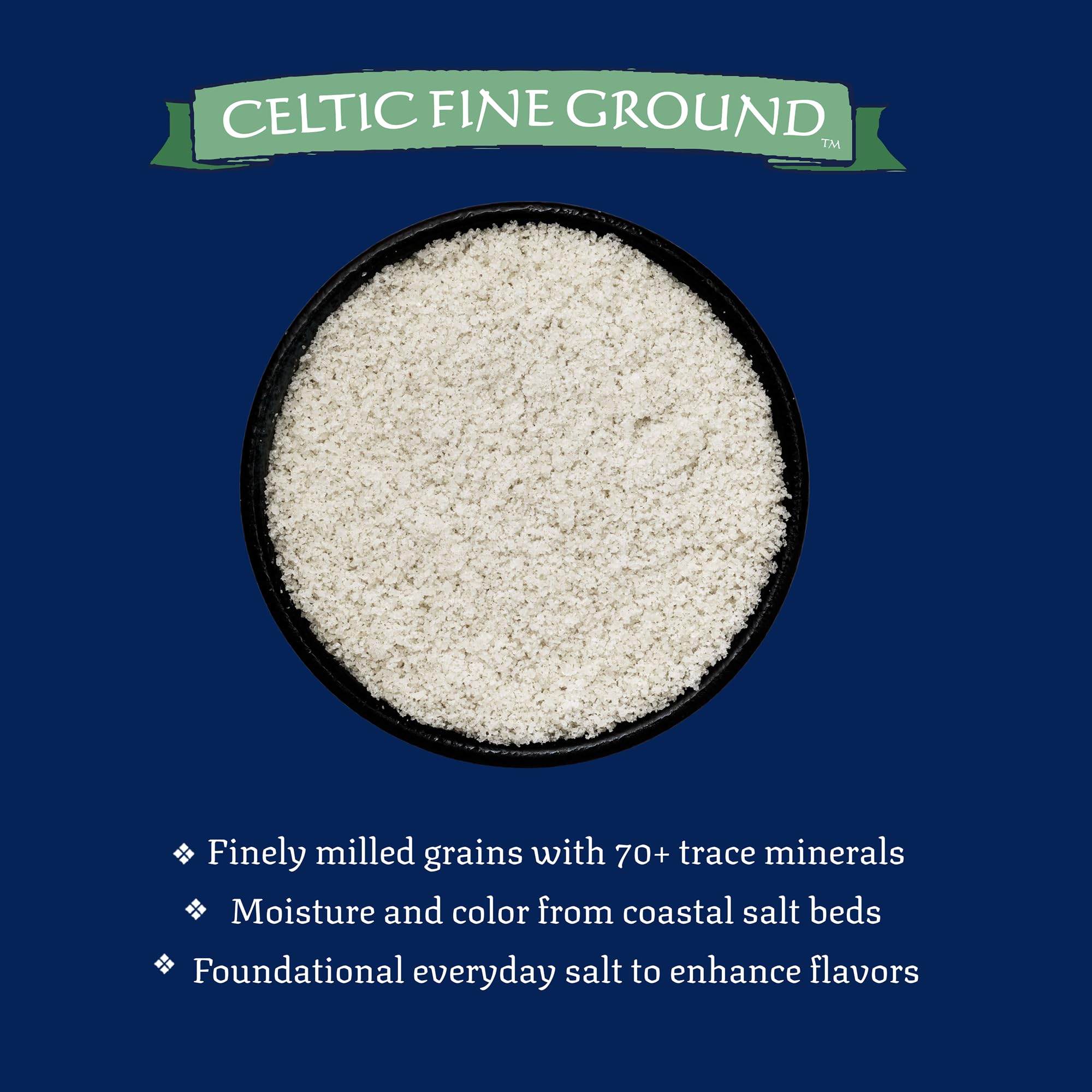 Celtic Sea Salt cucharada en mano lista para sazonar rápidamente
