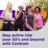 Centrum estilo de vida mujer 50+ usando suplemento para vitalidad