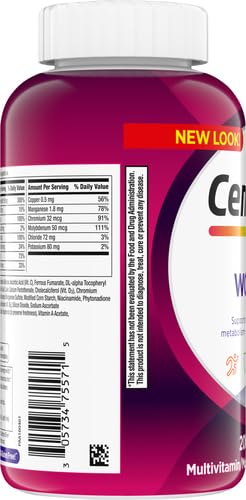 Tableta Centrum en mano muestra escala y dosis diaria sencilla
