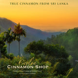 Ceylon Cinnamon Shop cápsula en mano para comparar tamaño y facilidad