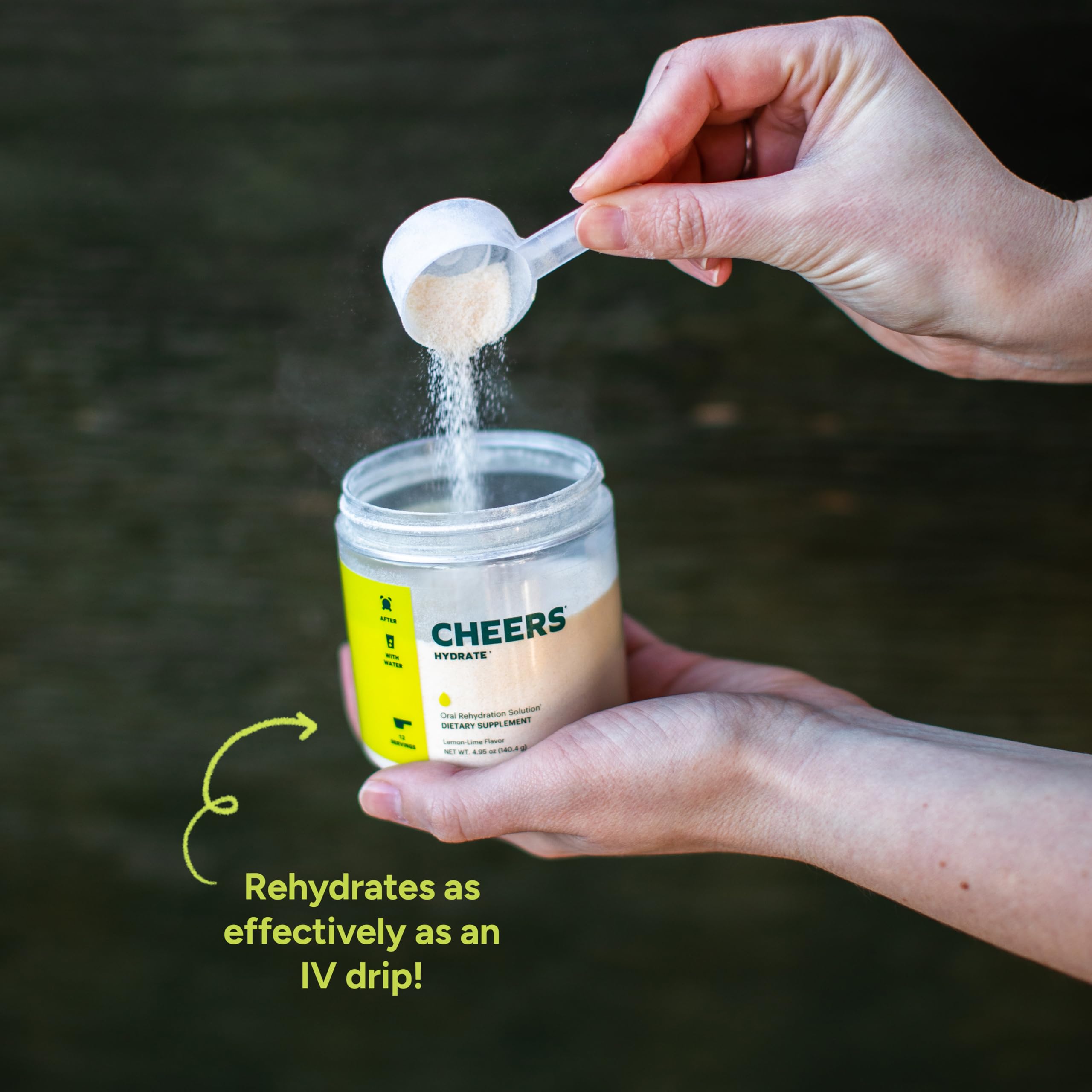 Cheers producto en uso por persona activa al aire libre, beneficio: recuperación de líquidos