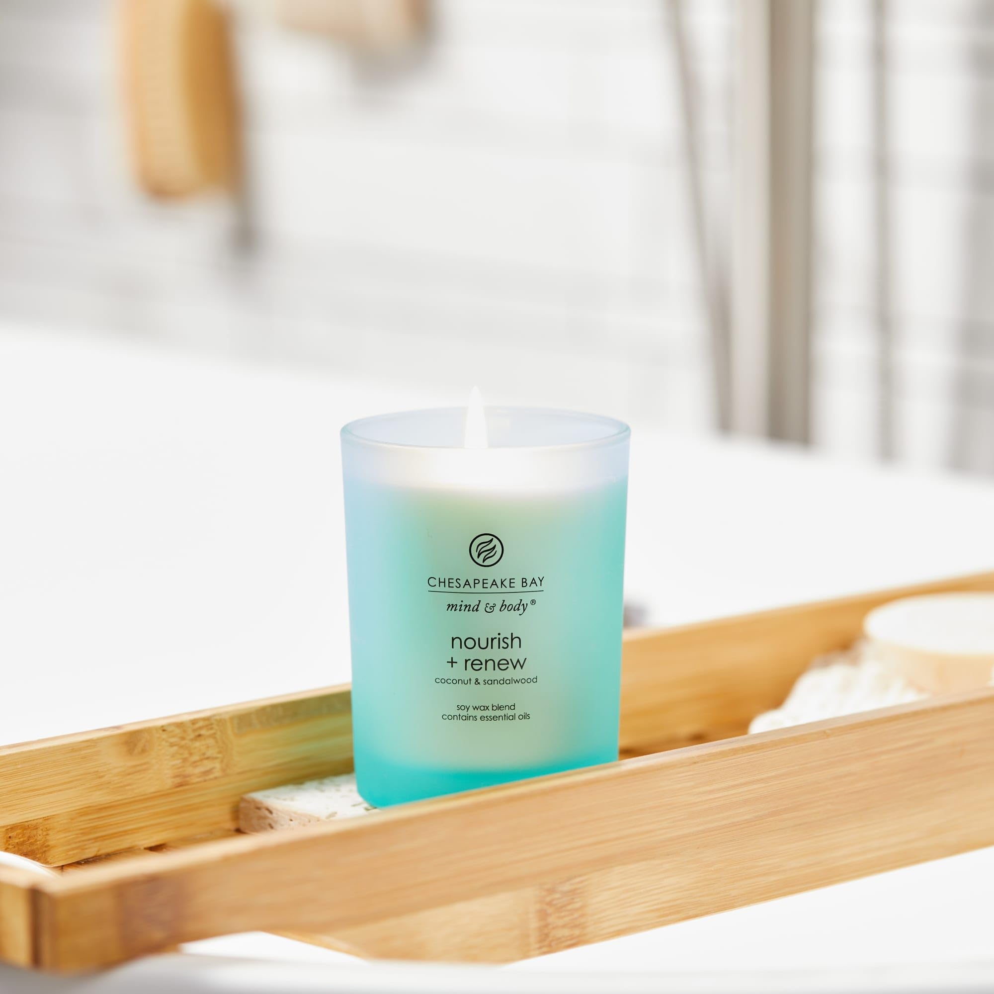 Chesapeake Bay Candle junto a objetos para mostrar tamaño 8.8 oz práctico