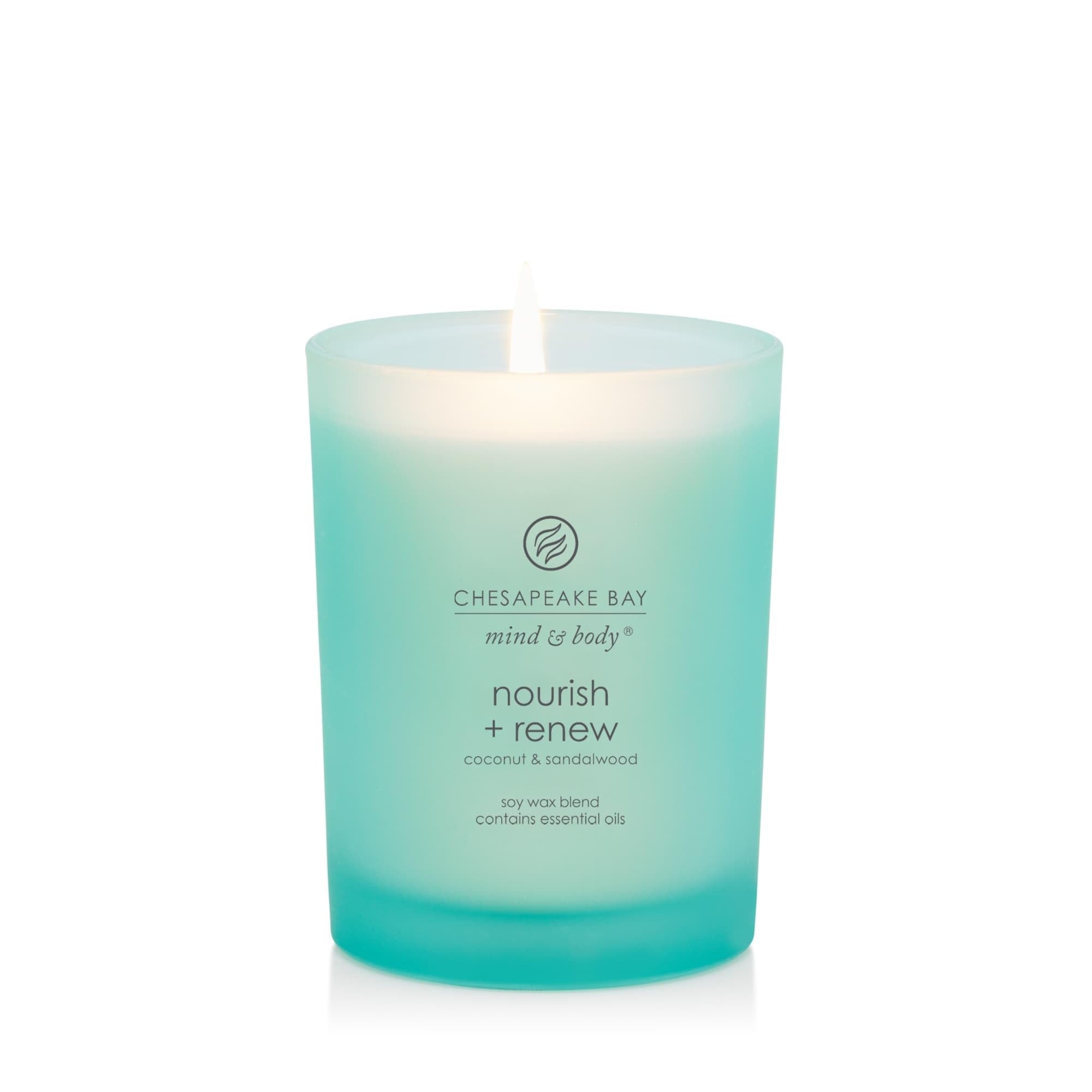 Chesapeake Bay Candle vela encendida en baño creando atmósfera relajante