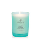 Chesapeake Bay Candle vela encendida en baño creando atmósfera relajante