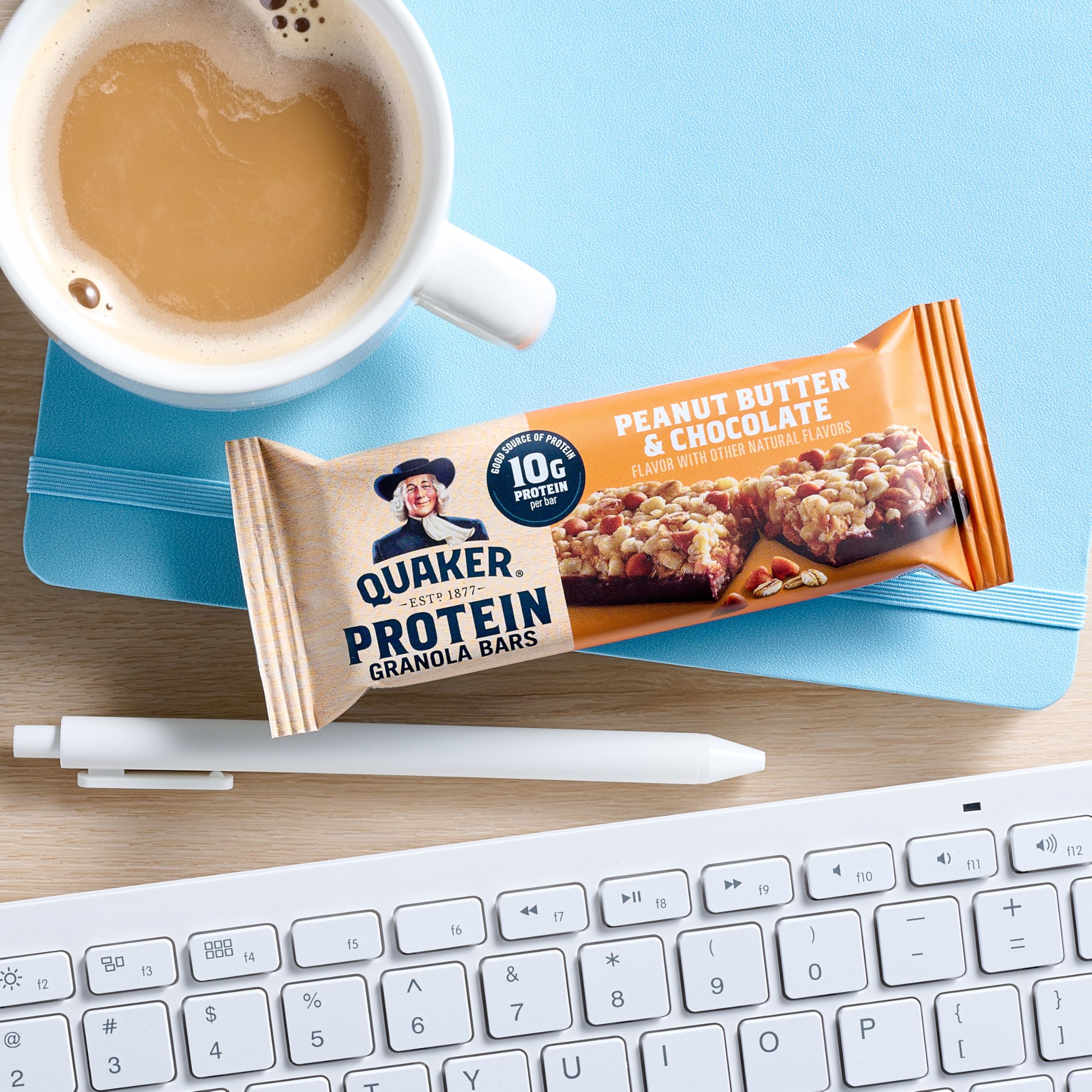 Chewy Quaker barritas en mesa de desayuno para energía y sabor