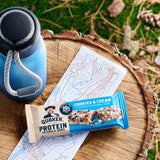 Chewy Quaker barrita en mano para mostrar tamaño y porción práctica