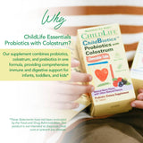Mano de adulto sosteniendo una tableta masticable ChildBiotics demostrando tamaño práctico
