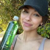 Chlorophyll Water símbolo de reciclaje en botella rPET mostrando compromiso sostenible