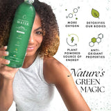 Chlorophyll Water primer plano del líquido verde y textura clara