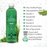 Chlorophyll Water vertiendo en vaso para demostrar sabor refrescante y listo para beber