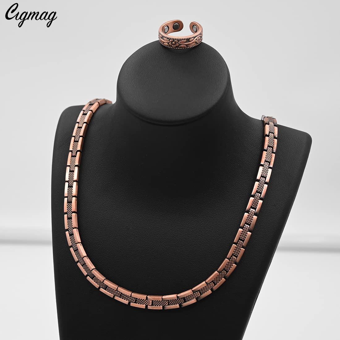 Cigmag mujer luciendo el collar en combinación elegante