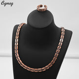 Cigmag mujer luciendo el collar en combinación elegante