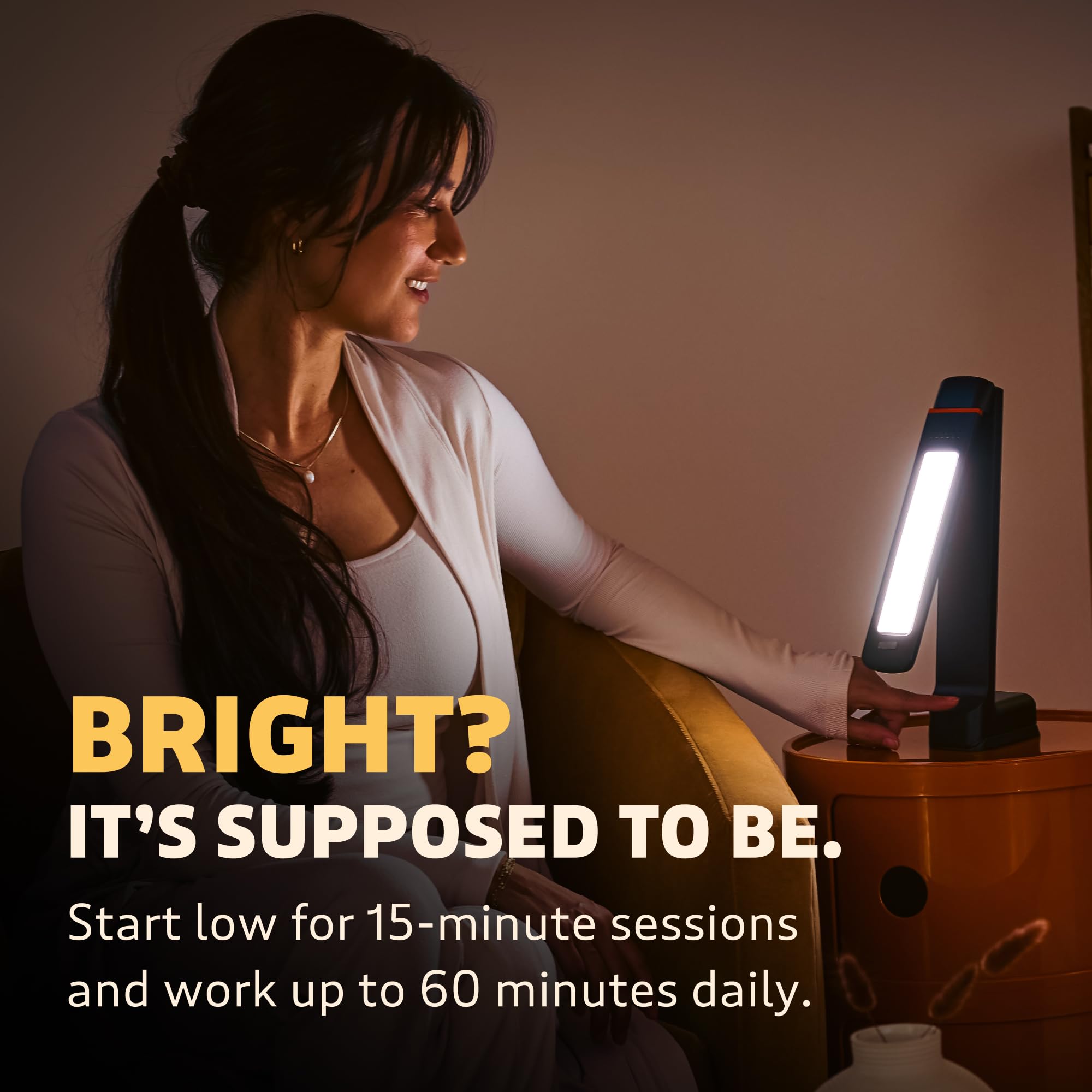Circadian Optics Lumos junto a objetos para comparar tamaño compacto y altura