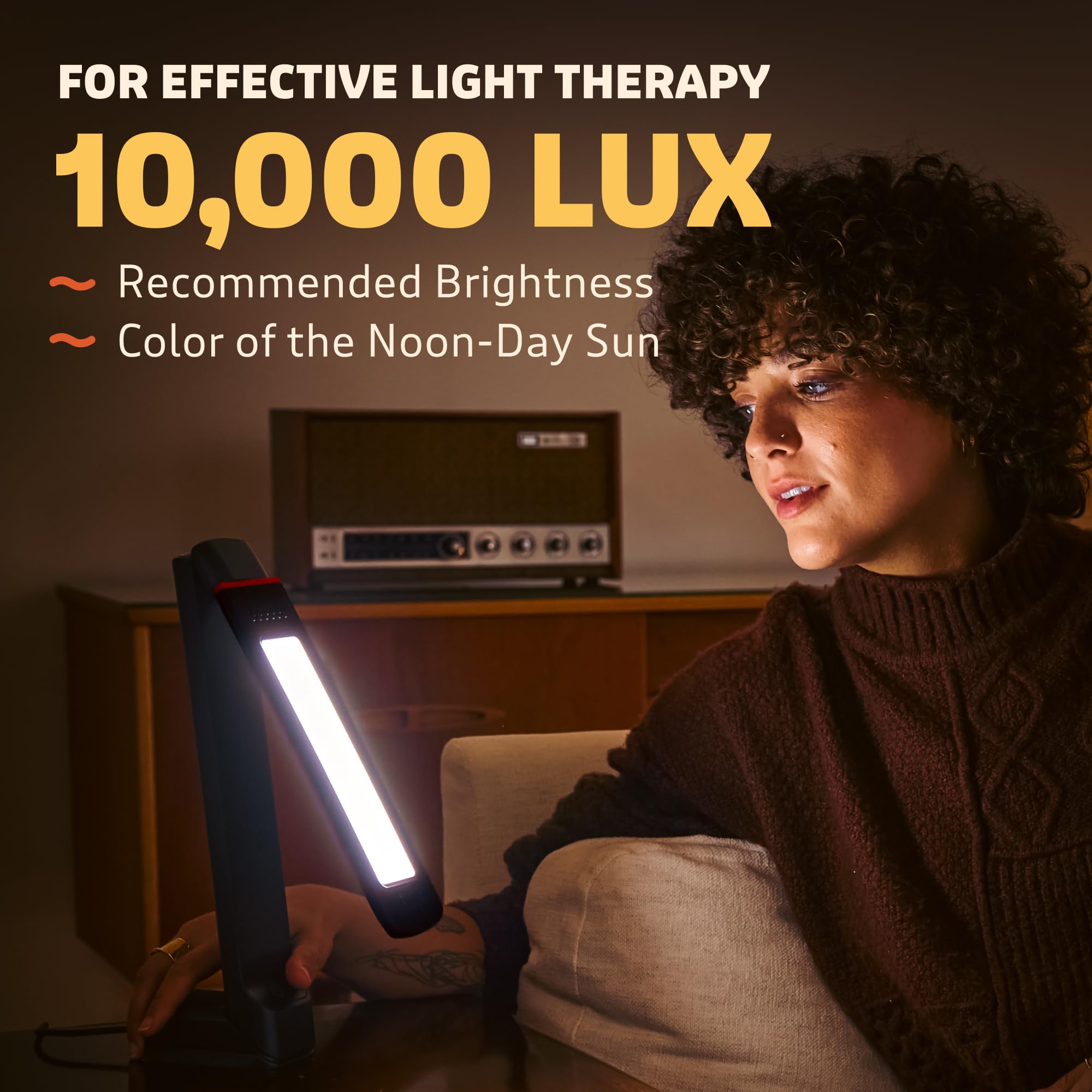 Circadian Optics Lumos encendida en escritorio mostrando enfoque de luz útil
