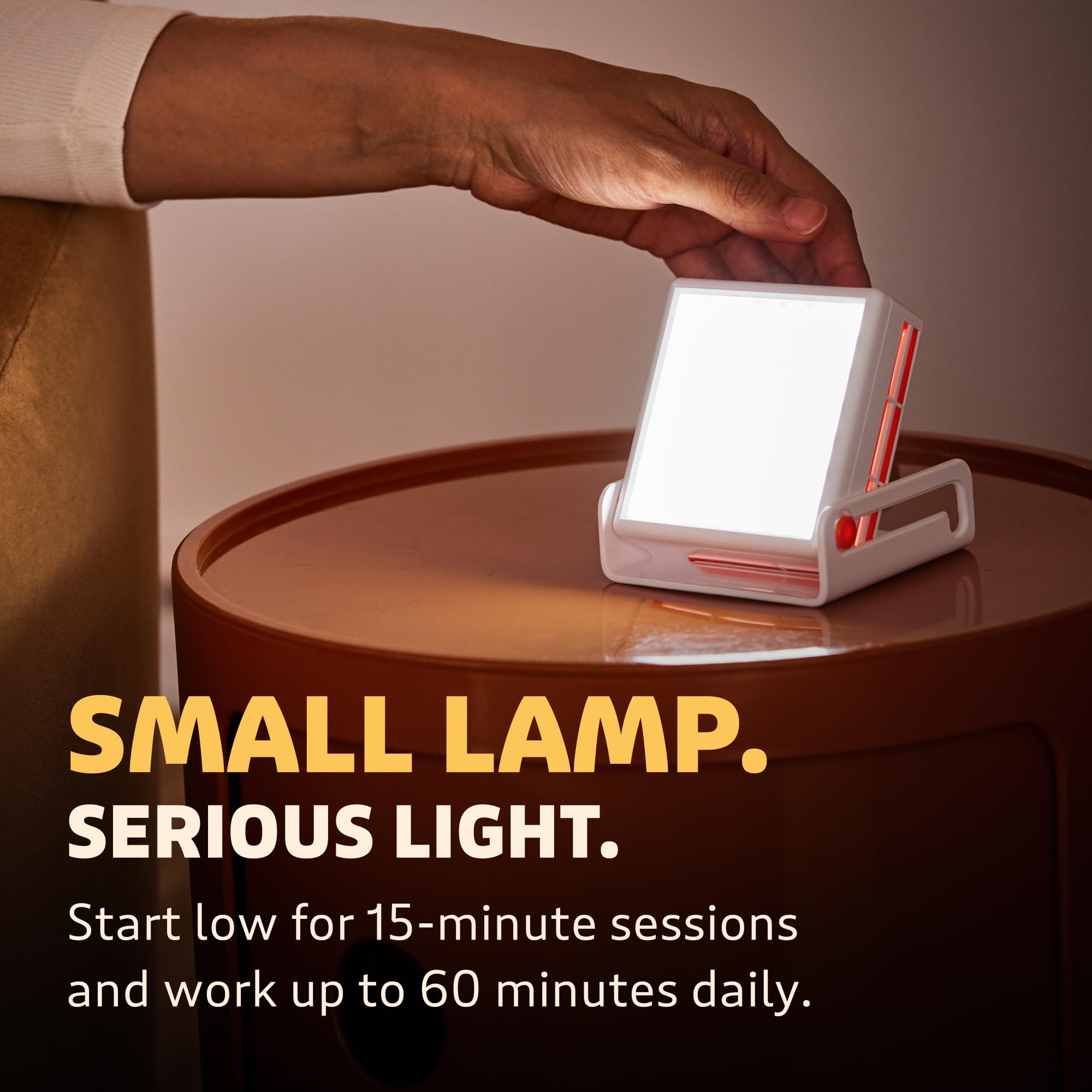Circadian Optics Luxy junto a objetos para comparar tamaño, muestra su portabilidad práctica