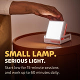 Circadian Optics Luxy junto a objetos para comparar tamaño, muestra su portabilidad práctica