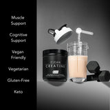 Persona usando CLEAN creatina en gimnasio para mayor potencia