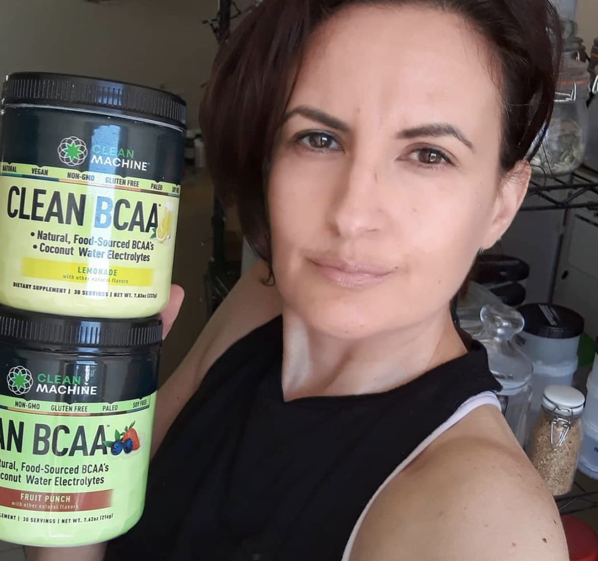 CLEAN MACHINE vaso con Clean BCAA disuelto demostrando fácil mezcla y sabor