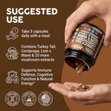 Clean Nutraceuticals cápsula junto a mano para comparar tamaño y facilidad de ingestión