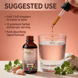Clean Nutraceuticals gotas añadidas a un vaso indicando facilidad de uso