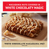 CLIF Bar primer plano de la barra mostrando textura y trozos de macadamia