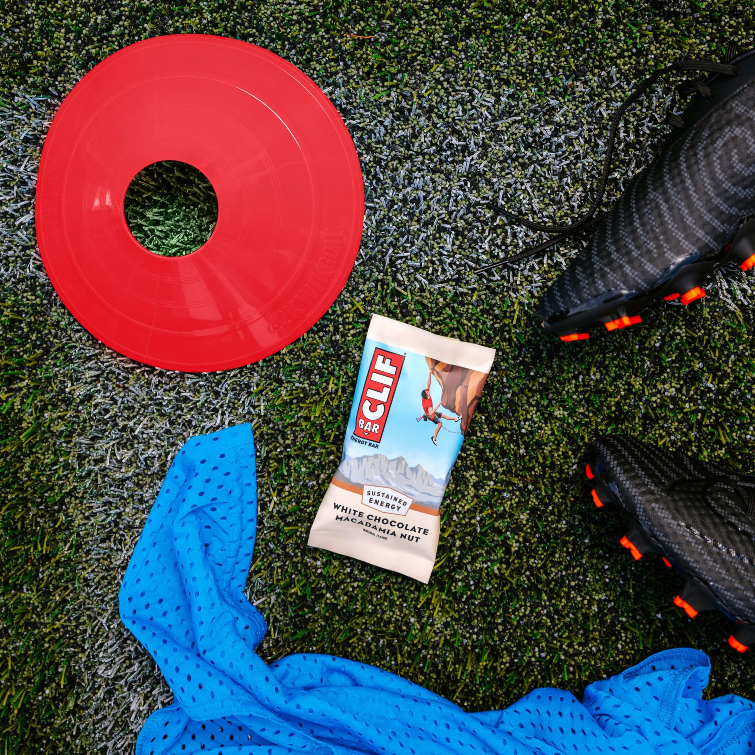 CLIF Bar barra dentro de una mochila en senderismo para snack energético