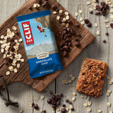 CLIF Bar en mochila durante ruta aportando energía práctica