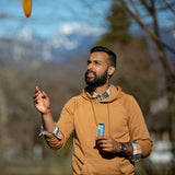 Mini barra CLIF Bar en mochila durante actividad al aire libre, lista para llevar