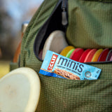 CLIF Bar consumiéndola durante ciclismo para energía rápida