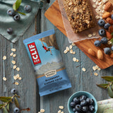 CLIF Bar snack en cima de montaña tras caminata demostrando recarga rápida