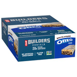Clif Builders Bar escena lifestyle tras entrenamiento mostrando recuperación práctica